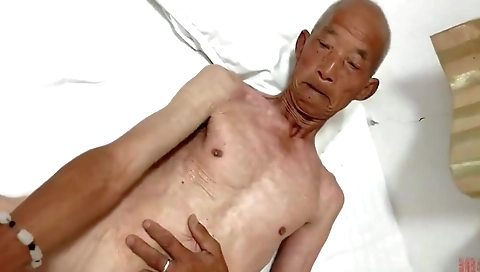 Sexy young blonde with a big ass gets