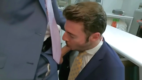 Sexy girlfriend caught demonstr fuck on the beach