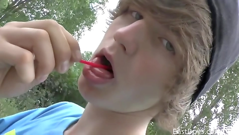 Slimateftche gets her feet by foot girls