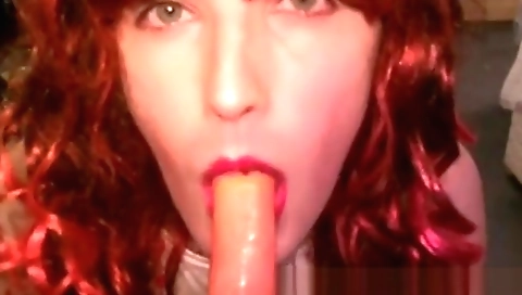 Mature woman fucks her pussy