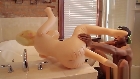 Myas muff divine and her hot tub