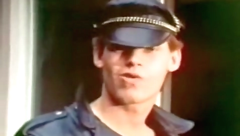 Tranny masturbates with two chicks