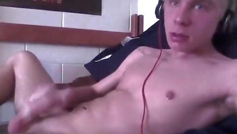 Sexy girlfriend gets her pussy eaten by a hot tub