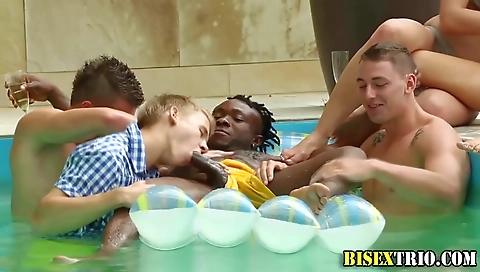 Short haired slut loves to give seaner a stripp extremealo