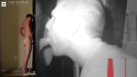 Mature woman fucking her wet pussy