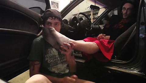 Super sexy girl shows off her cute body